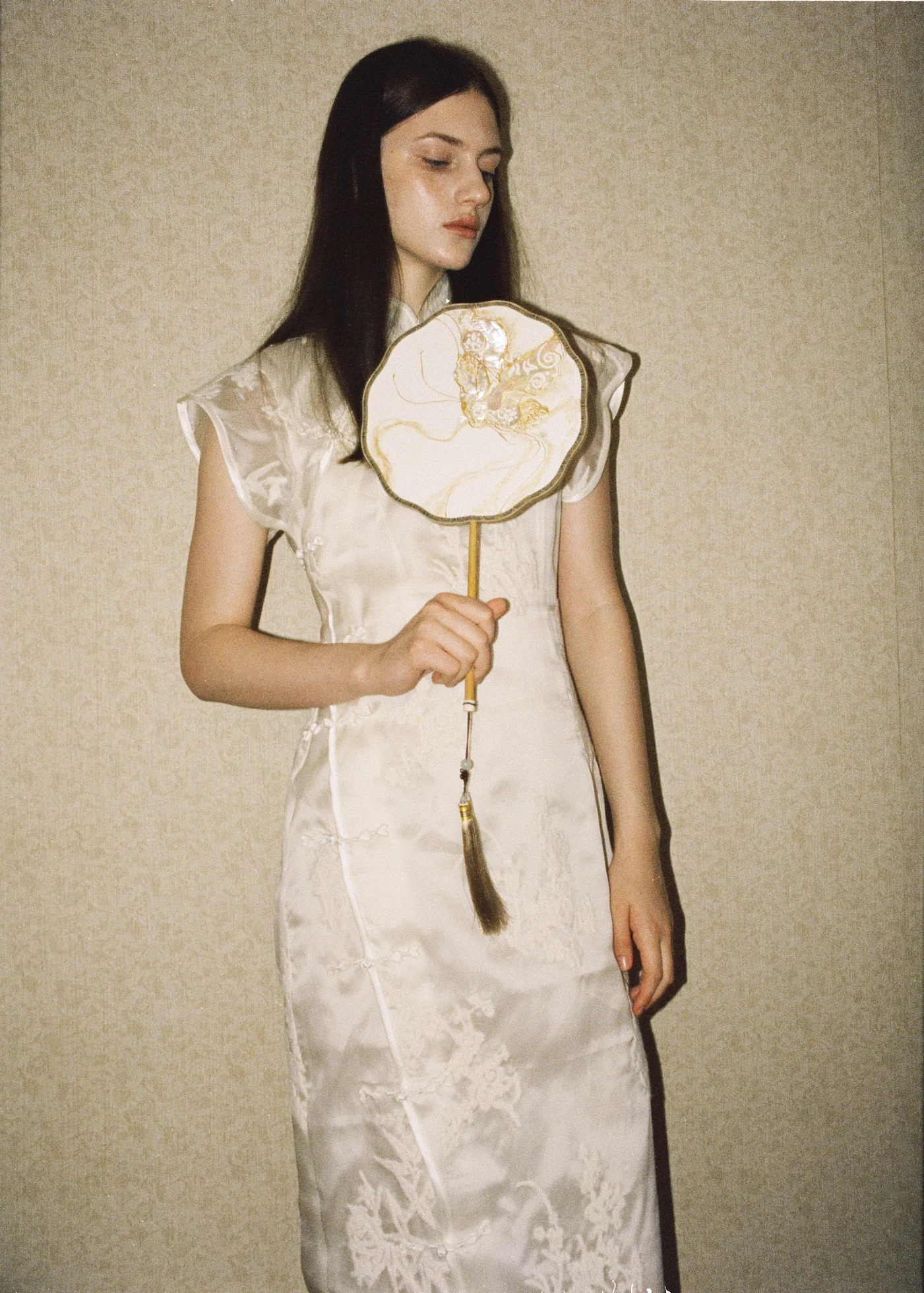 Lookslulu white qipao with a silk fan